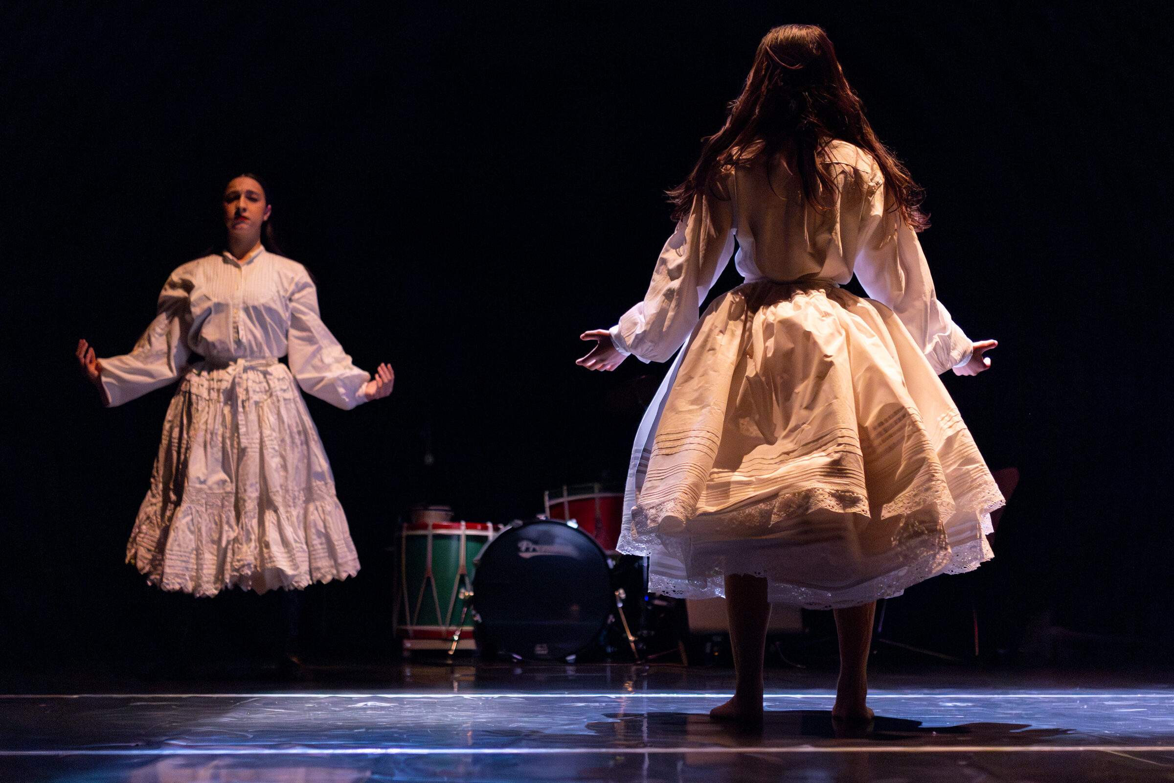 Bailarinas con traxe tradicional galego e percusión en escena en "O que non se ve"